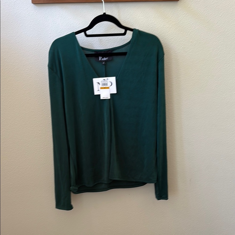 Green Fitted Blouse with Ribbed Neckline and Relaxed Style